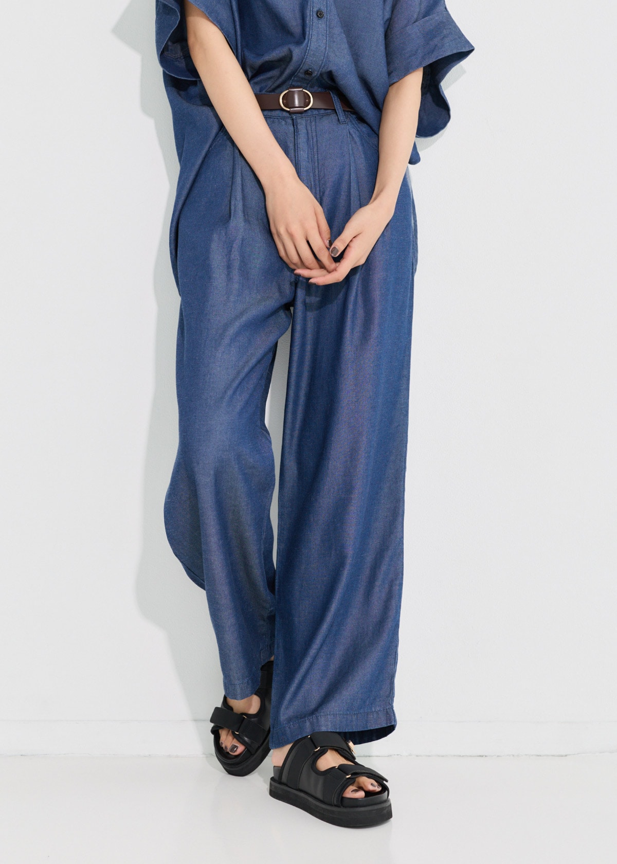 Lightweight Pleated Wide Denim Jeans-02