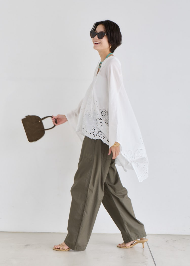 EMBROIDERY PONCHO BLOUSE を使ったスタイリング