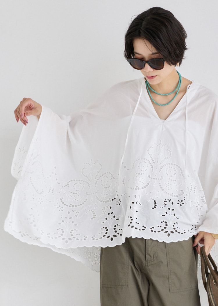 EMBROIDERY PONCHO BLOUSE を使ったスタイリングの別カット