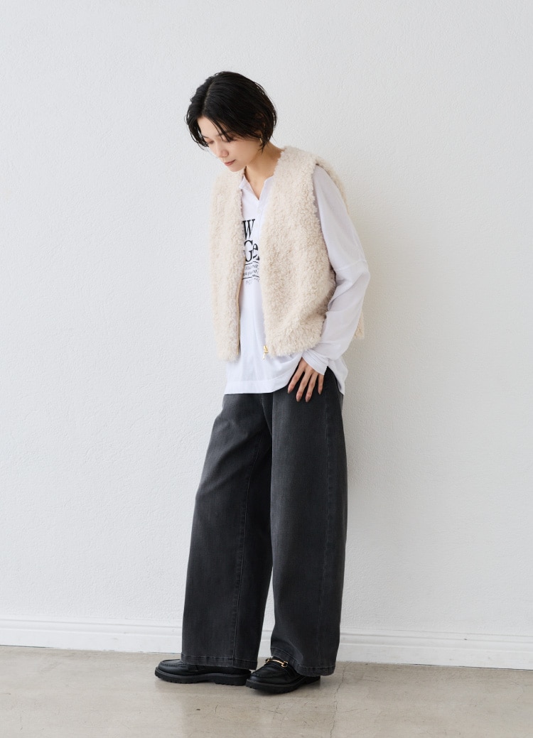 ショート丈ボアベストのサイドスタイル