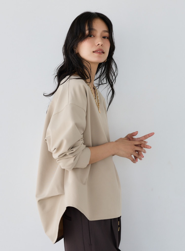 Key-neck blouse sub look