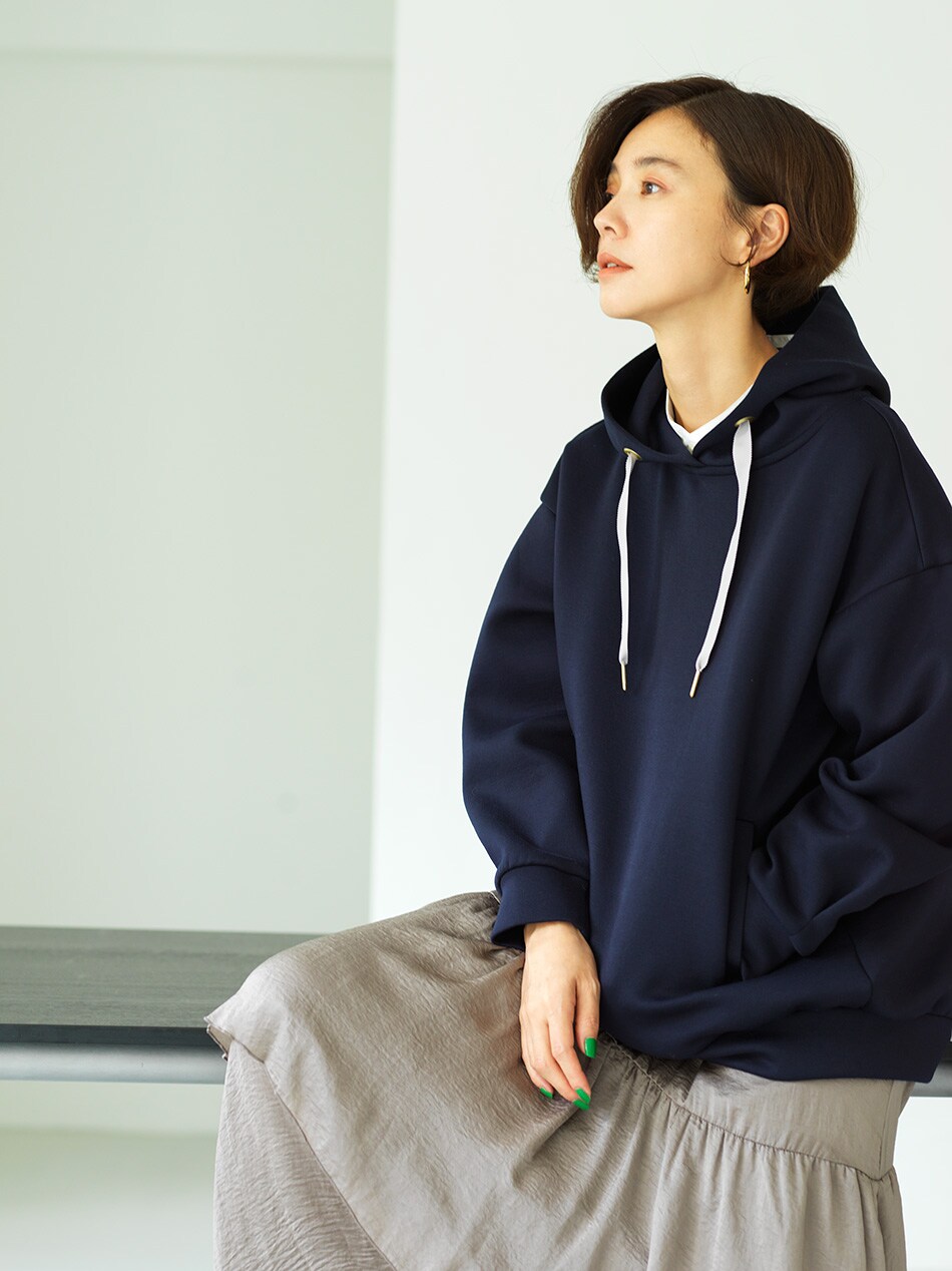 包まれるような着心地にうっとり。ダンボール素材の大人フーディ