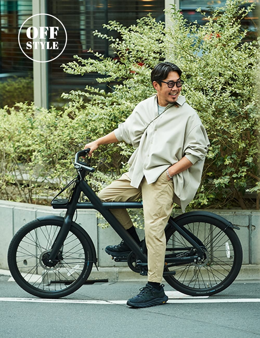 自転車移動の時はワンサイズ大きめのシャツと合わせて