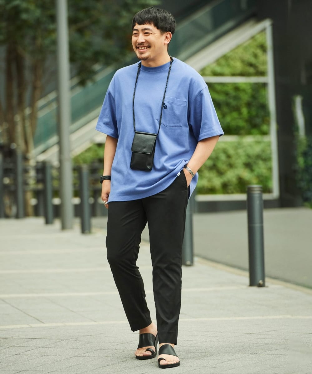Tシャツ1枚のスタイルも上品見え。