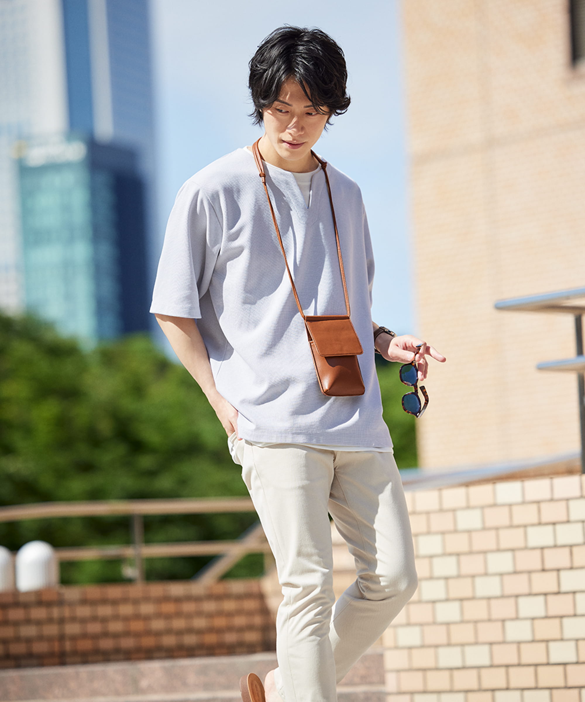 同系色の細身パンツと合わせるとクリーンさが際立つ