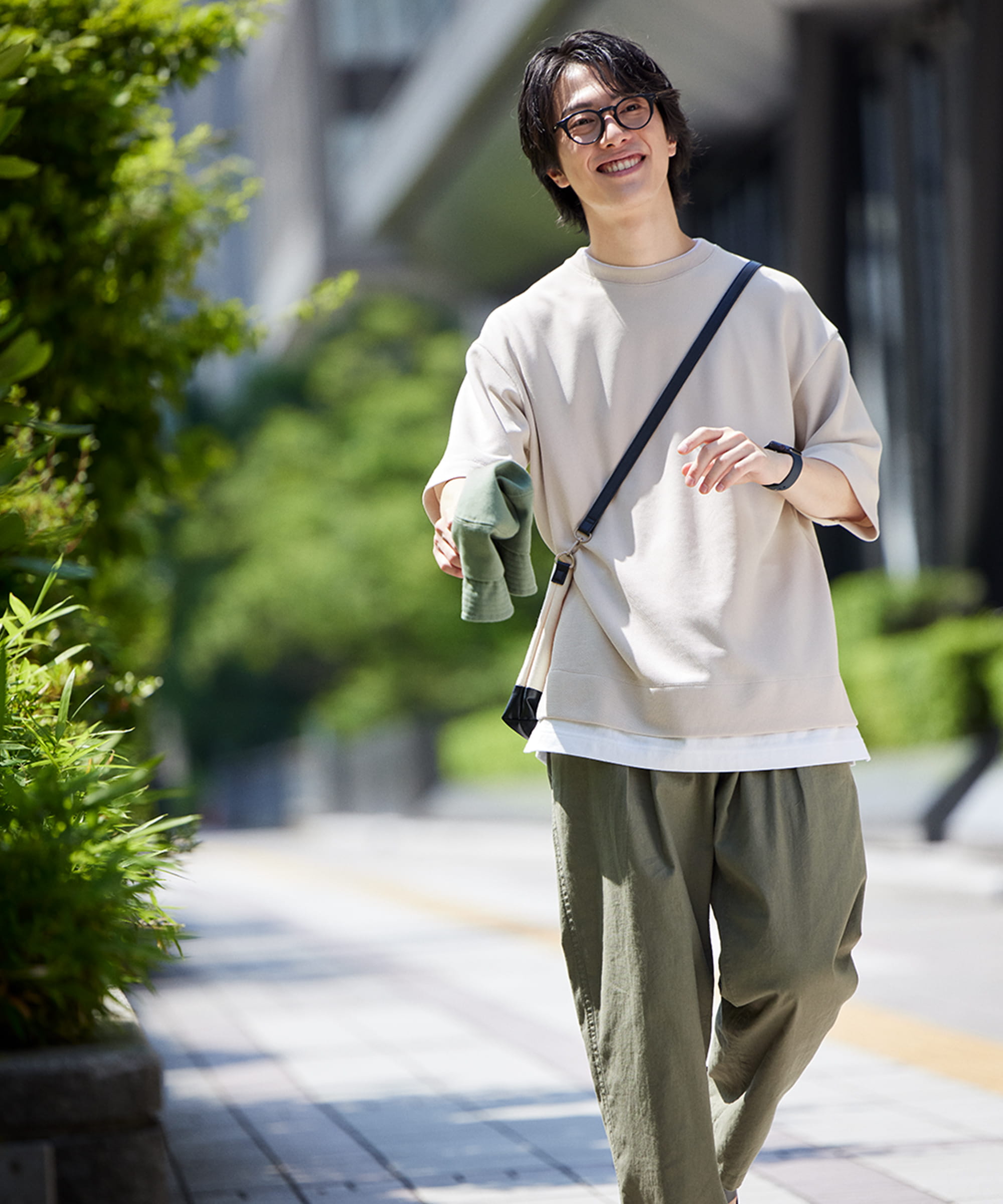 首元にも裾下にも!レイヤード見え白生地が品よくチラリ
