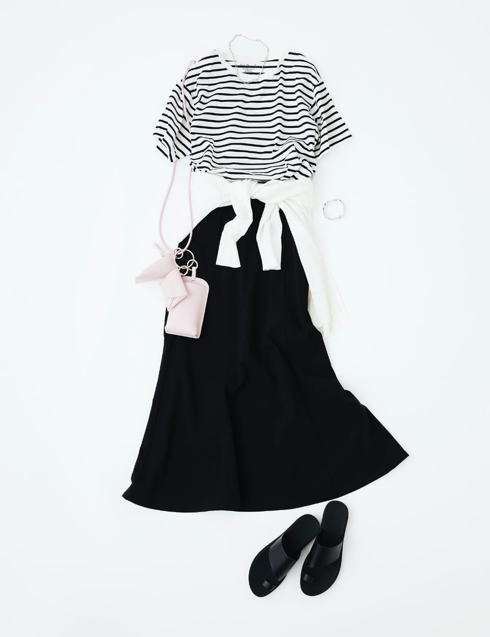 モノトーンにまとめたらシックで大人めにシフト