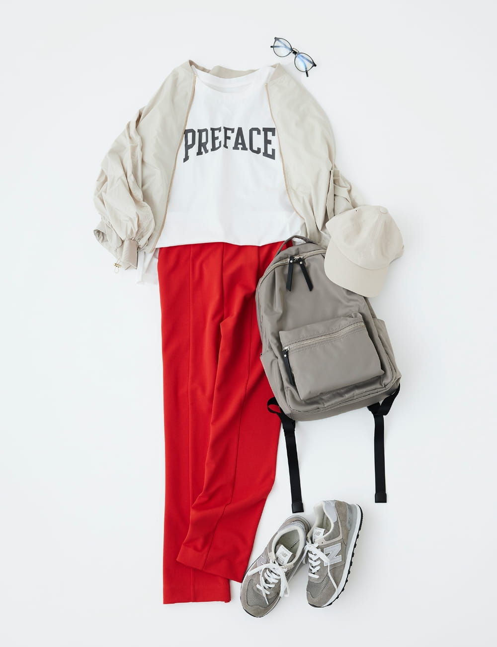 キレイめパンツもラフなロゴTでこなれ感をプラス