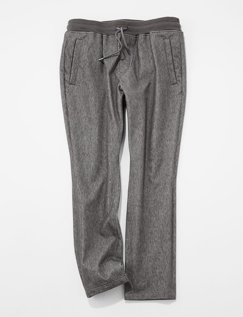 股上深め＆タック入りでゆとりあるはき心地