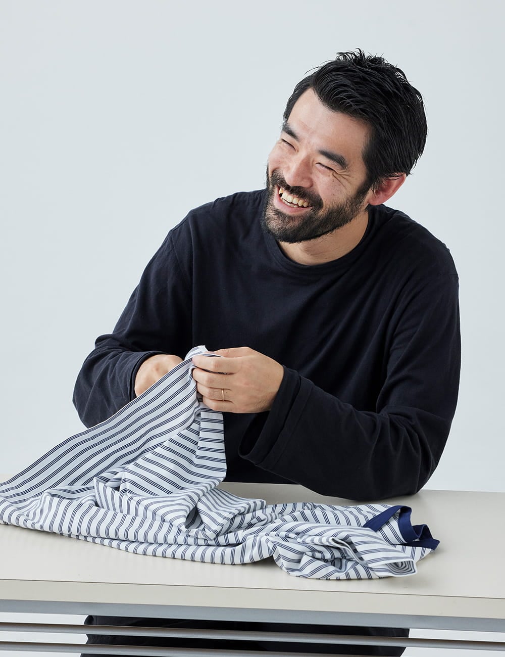 Tシャツの裏地までチェックをする八木さん