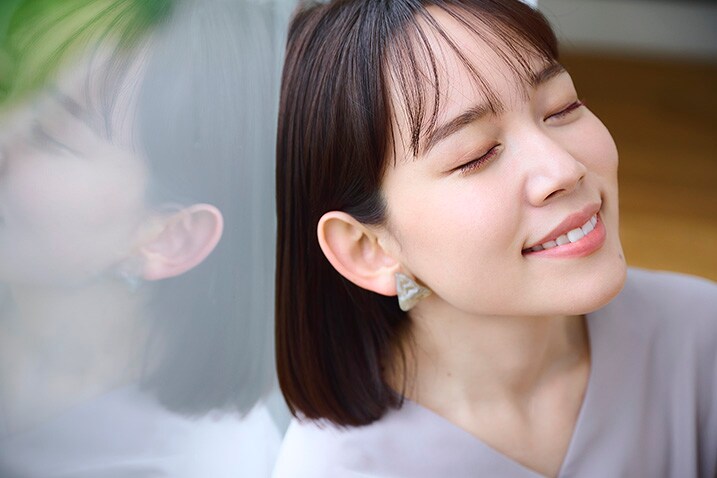 みずみずしいツヤと血色感、夏の陽射しに映えるヘルシールック