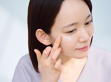 肌にしっかり密着させて、潤い膜で肌を守る