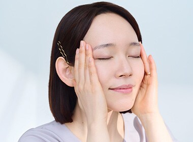 肌にしっかり密着させて、潤い膜で肌を守る