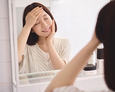 紫外線を浴びた後は、化粧水で鎮静、すみずみまで潤いを届ける