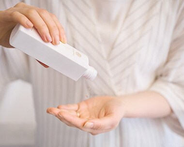 紫外線を浴びた後は、化粧水で鎮静、すみずみまで潤いを届ける