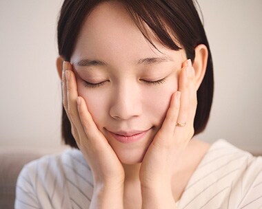 シワが気になるパーツにはナイアシンアミド配合美容液を重ねづけして入念に