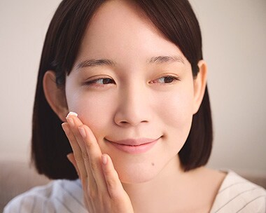 シワが気になるパーツにはナイアシンアミド配合美容液を重ねづけして入念に