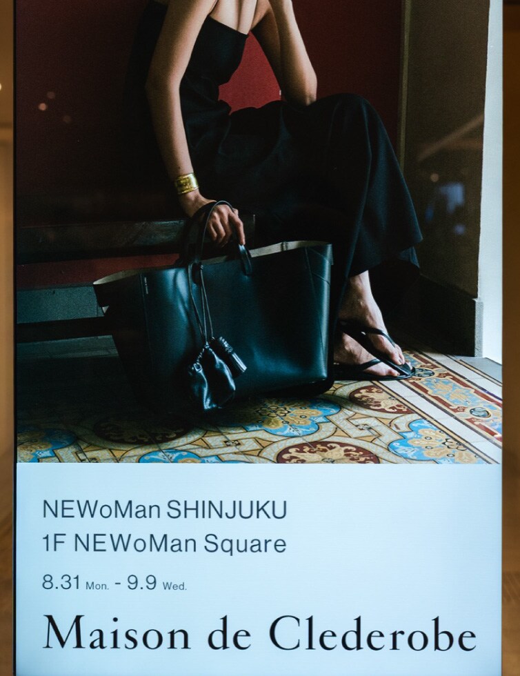 ニュウマン新宿に掲出されたMaison de Clederobeのヴィジュアル。黒のトートバッグと店名、会期が記されている