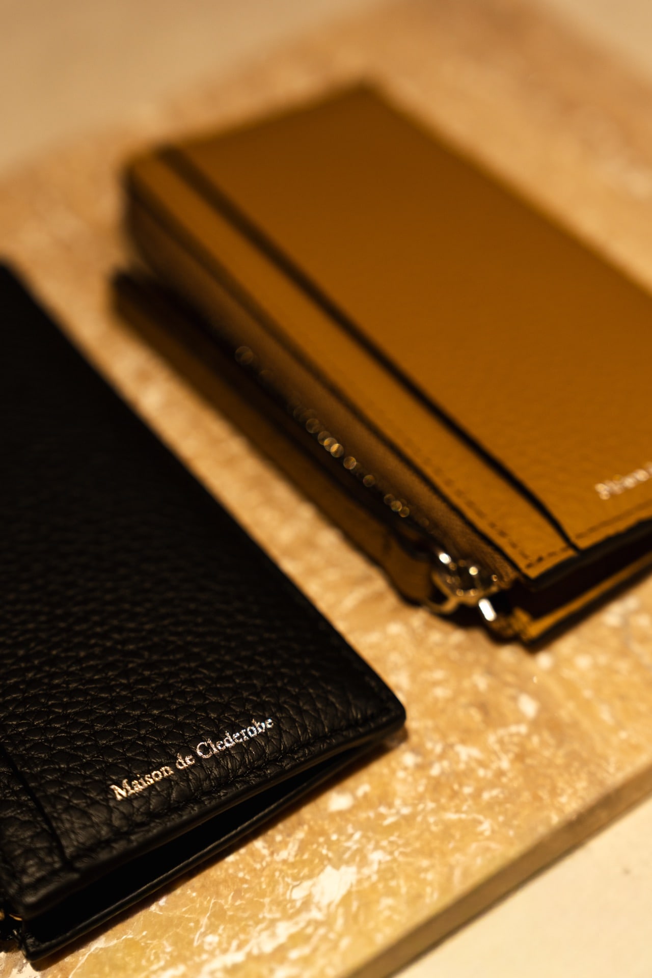 Maison de Clederobeの黒とキャメルのレザーウォレット