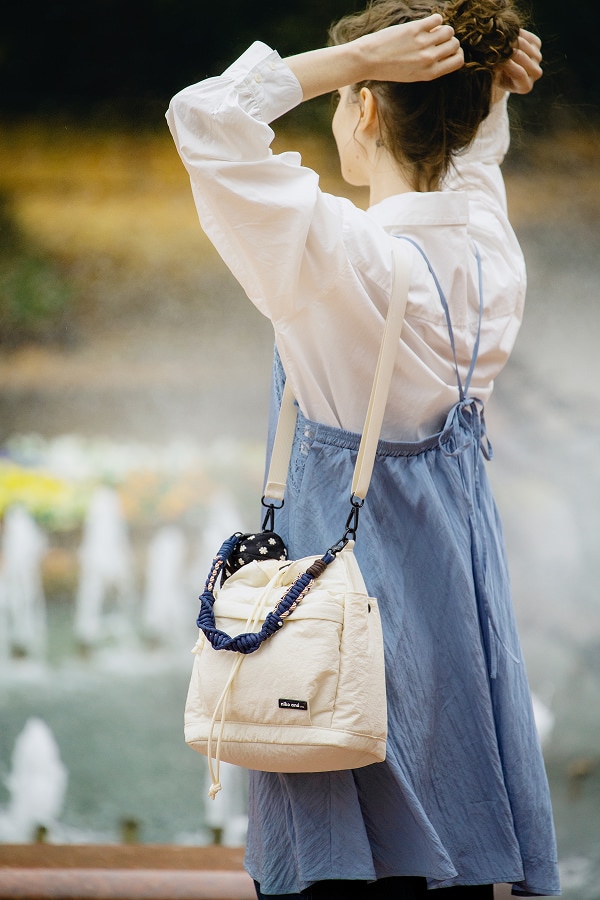 スカーフを巻いてバッグをアレンジ