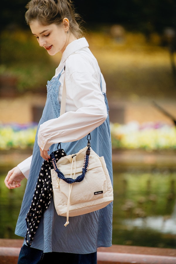 スカーフを巻いてバッグをアレンジ