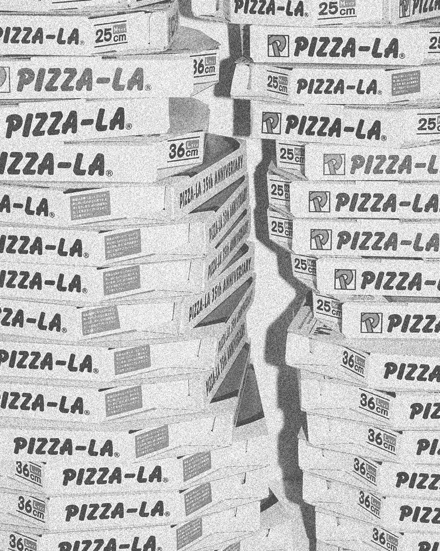 積まれたピザの箱